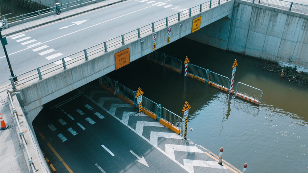 jimeng-2025-05-22-848-Flood Preparedness for Urban Underpasses.jpeg